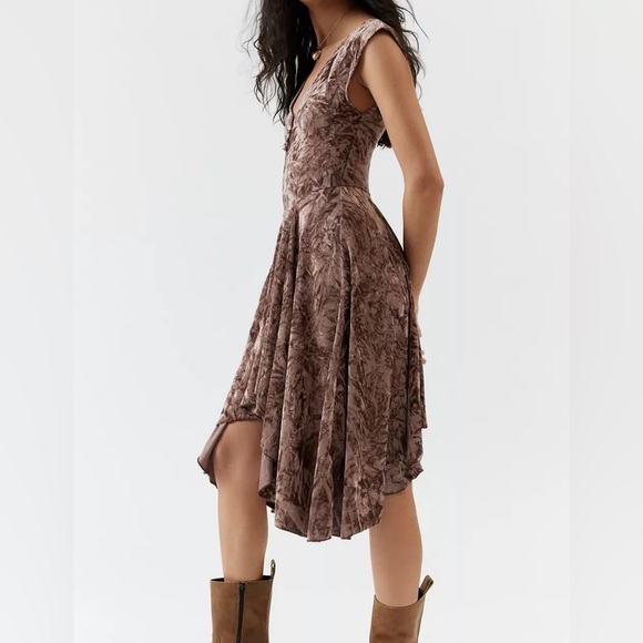 UO Velvet short sleeve mini dress - Picture 4 of 5